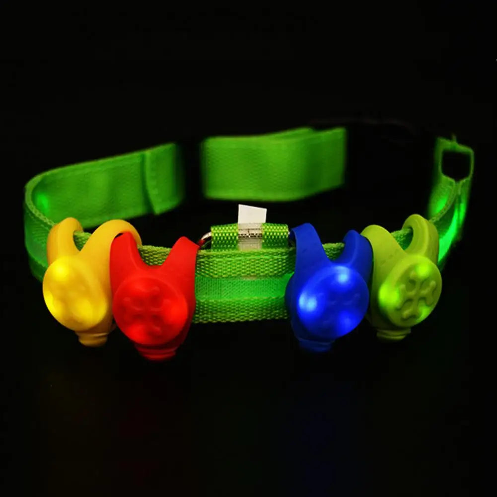 05-Ciondolo di sicurezza a Led con 3 modalità di illuminazione per la visibilità notturna del cane.