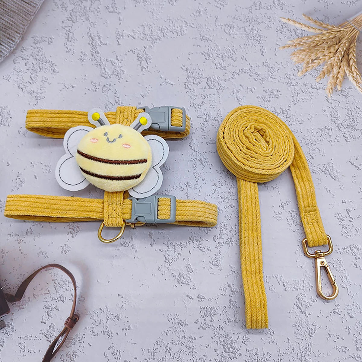 Pet Harnesses Leash Set Cute Bee Dog Cat Harnesses Soft Adjustable Outdoor Walking Anti-lost Puppy Cat Leash Pet Supplies